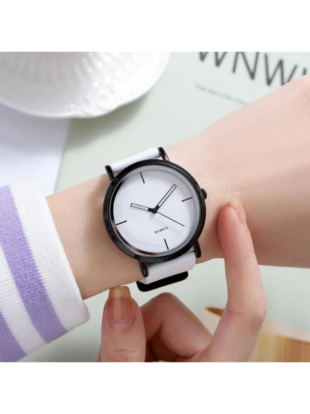 Unisex White Lightweight Simple Luxury Quartz Silicone Band Fashion Wrist Watch